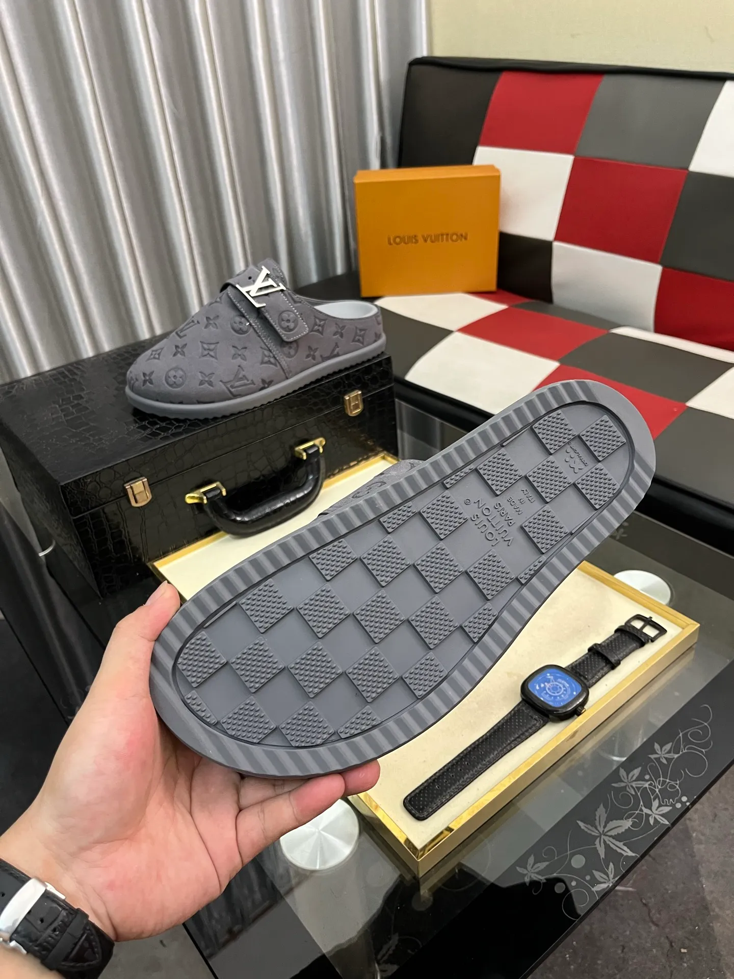 Men's shoes 💰380⌚️⌚️2025 new men's casual sandals and slippers, made of suede cow leather, with Monogram pattern to highlight the trendy style. Adjustable straps illuminated with LV letters, while a resilient insole and micro outsole provide lightweight comfort. Made of suede cow leather with embossed Monogram pattern and brand element metal hardware✅Adjustable straps➕Tough insole‼ ️Micro outsole. Comfortable and easy to wear‼ ️size: 38-446️⃣Colors available
